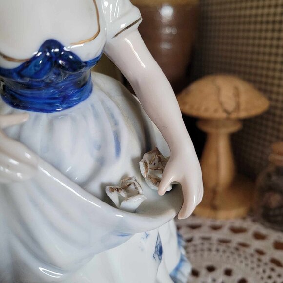 Vintage Porcelain Figurine - Delft Blue Style - Romantic Victorian Young Woman - Picture 15 of 16